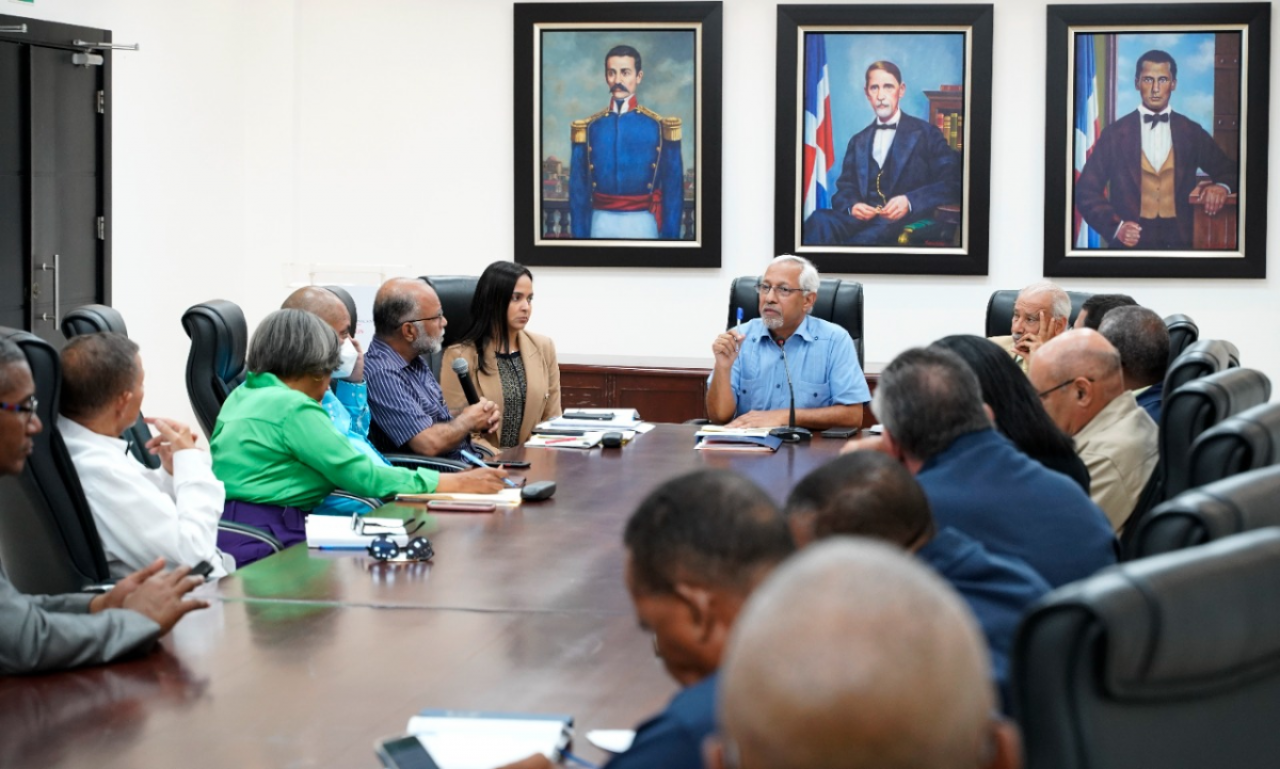  imagen Ministro de Educaci&oacute;n, &Aacute;ngel Hern&aacute;ndez reunido con representantes de la ADP. 