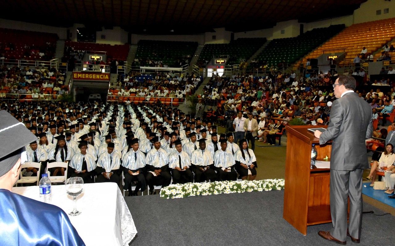  imagen Ministro Andr&eacute;s Navarro en podium se dirige a graduados en acto ceremonial de graduaci&oacute;n. 