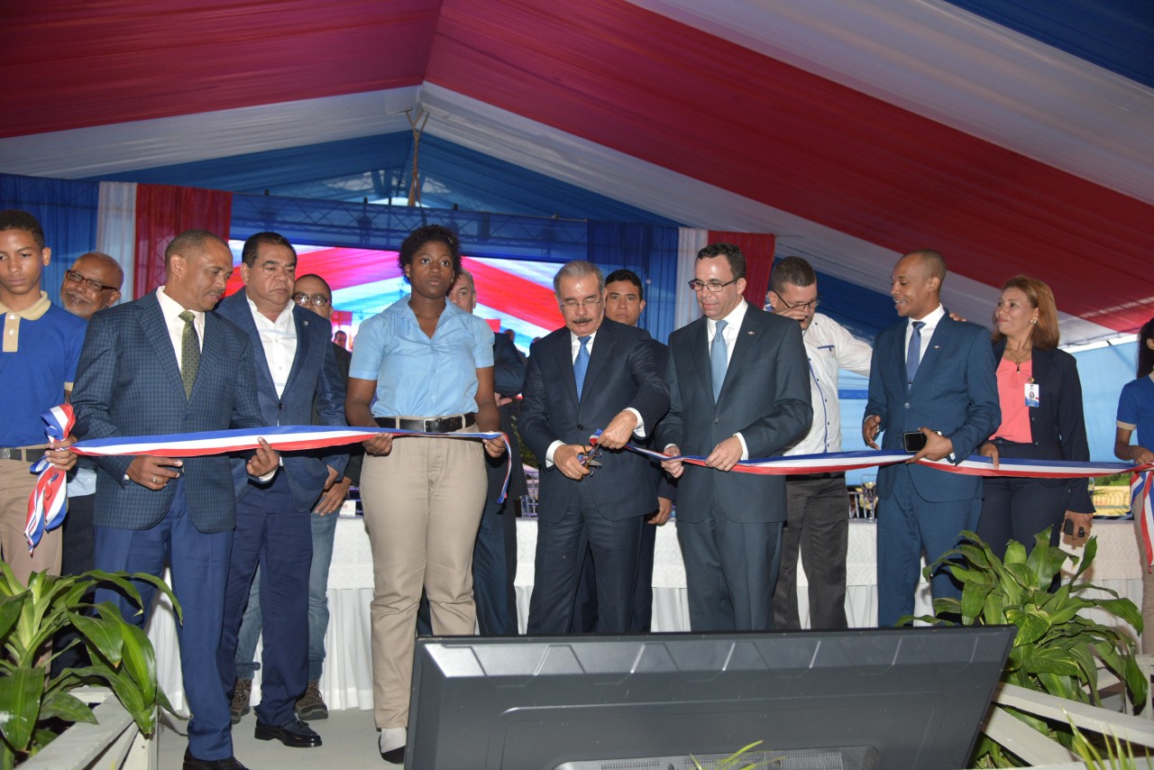  imagen Presidente Danilo Medina junto a Ministros Andr&eacute;s Navarro, Gonz&aacute;lo Castillo y dem&aacute;s autoridades educativas de pie cortan cinta dejando inaugurado dos modernos centros educativos en Villa Altagracia 