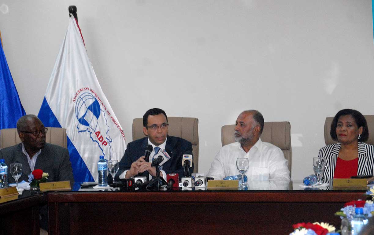  imagen Andrés Navarro sostiene reunión de trabajo con el comité ejecutivo de la Asociación Dominicana de Profesores (ADP). 