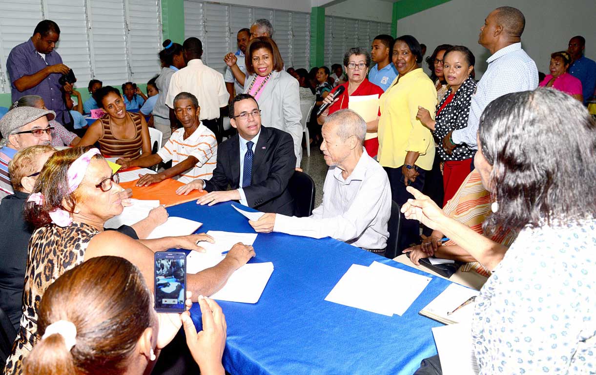  imagen Ministro Andr&eacute;s Navarro reunido con representantes APMAE en aula de Centro Educativo. 