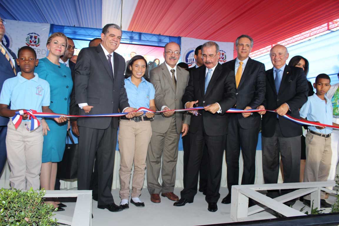  imagen Danilo entrega un liceo de 34 aulas en El Café, Herrera 