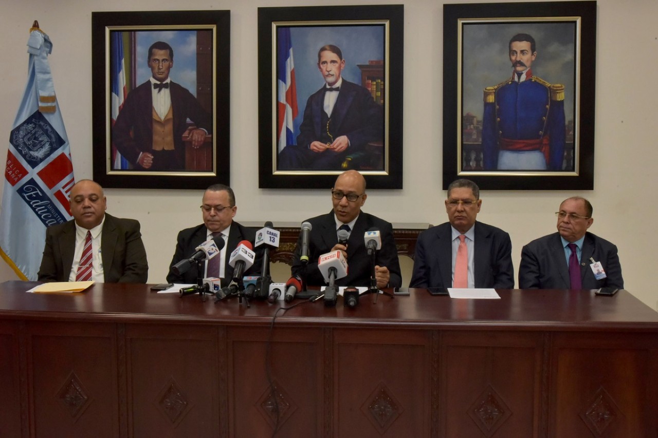  imagen El director del Gabinete Ministerial, Henry Santos, en rueda de prensa celebrada en la sede del MINERD 