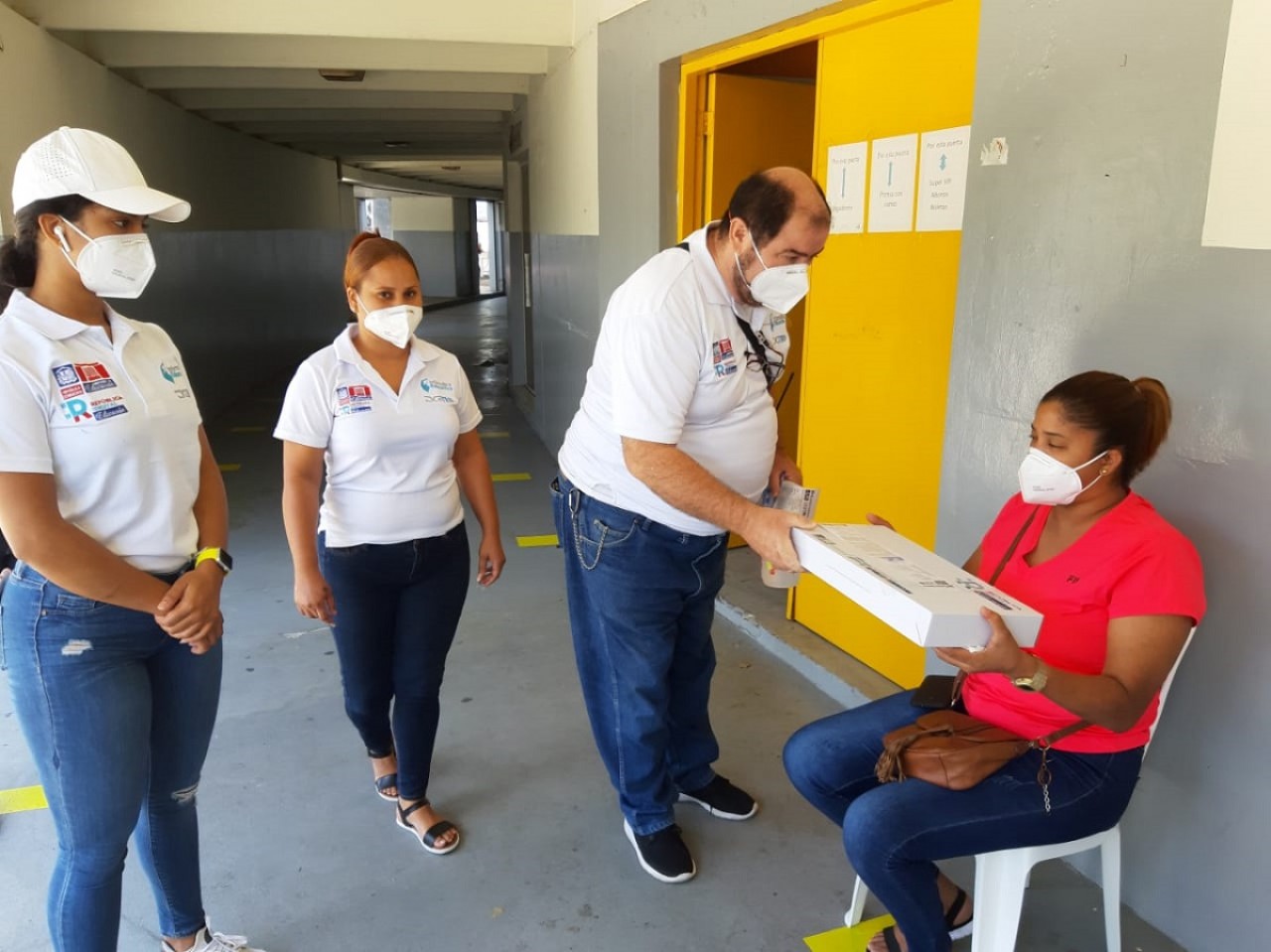  imagen El Ministerio de Educaci&oacute;n (MINERD) garantizando las condiciones favorables y la ayuda necesaria a las personas con condiciones especiales que acuden a retirar sus equipos en las entregas que hace la instituci&oacute;n a trav&eacute;s de la Direcci&oacute;n de Inform&aacute;tica Educativa en todo el pa&iacute;s. 