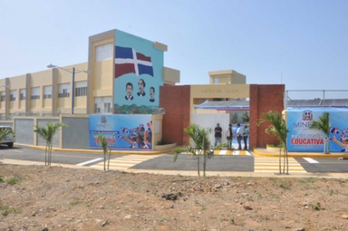  imagen Presidente Danilo Medina entrega dos centros educativos en Monte Plata 