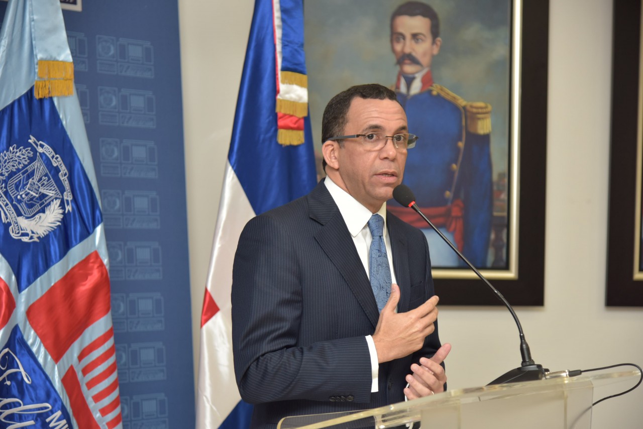  imagen Ministro Andr&eacute;s Navarro de pie en podium ofreciendo declaraciones sobre comunidad educativa de Villas Agr&iacute;colas&nbsp; 