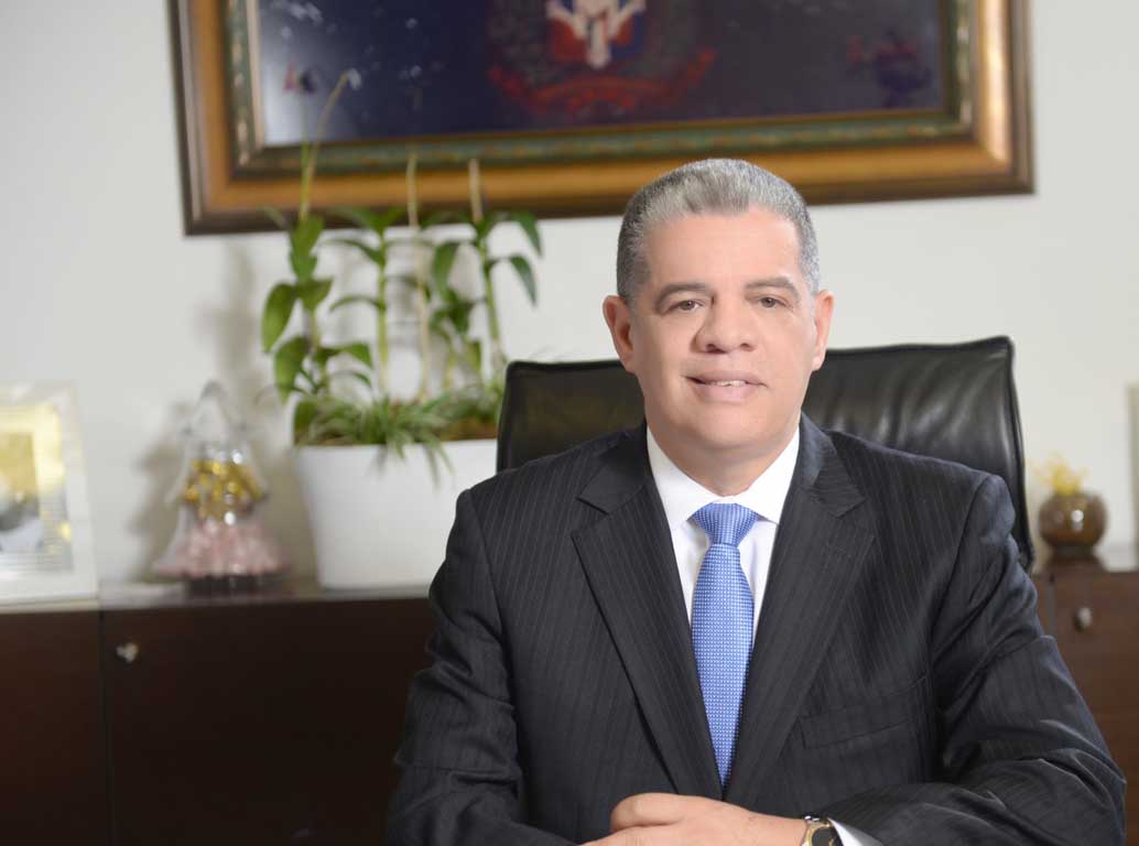  imagen Amarante Baret: “La revisión y actualización curricular producirá nuevos libros de texto en el año 2017” 