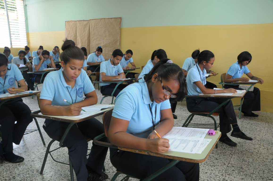  imagen Estudiantes en aula tomando prueba. 