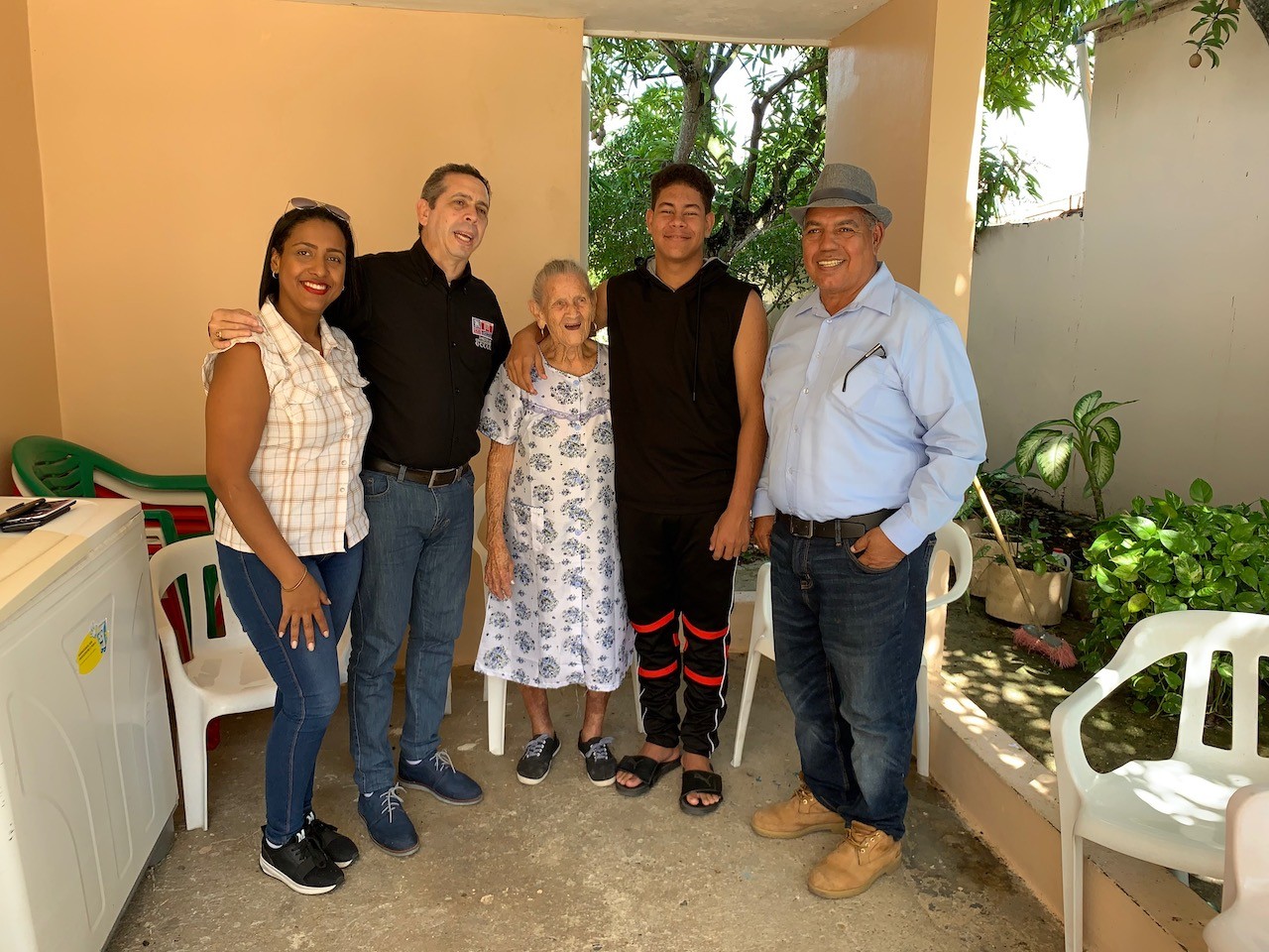  imagen Comisi&oacute;n del MINERD en visita al joven estudiante Shleiter Guerrero, quien se recupera satisfactoriamente luego de recibir un golpe al participar en letal juego. 