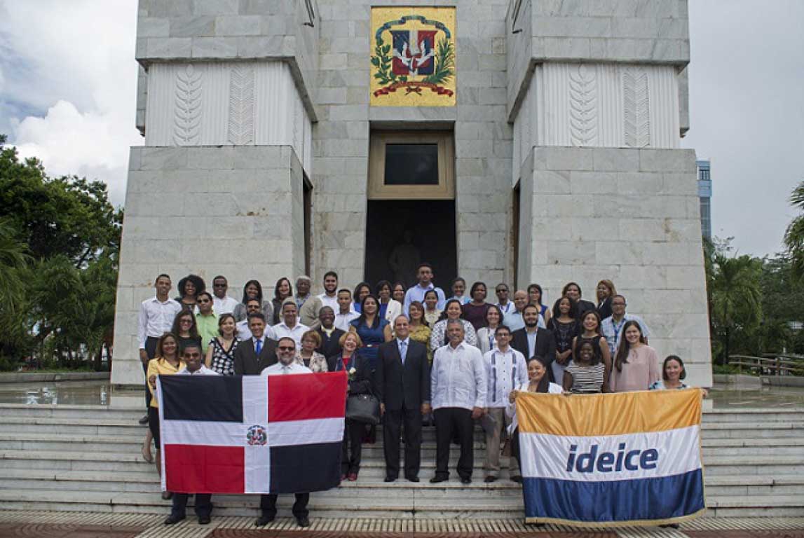  imagen Fotofrafia de los participantes frente al Altar de la Patria. 