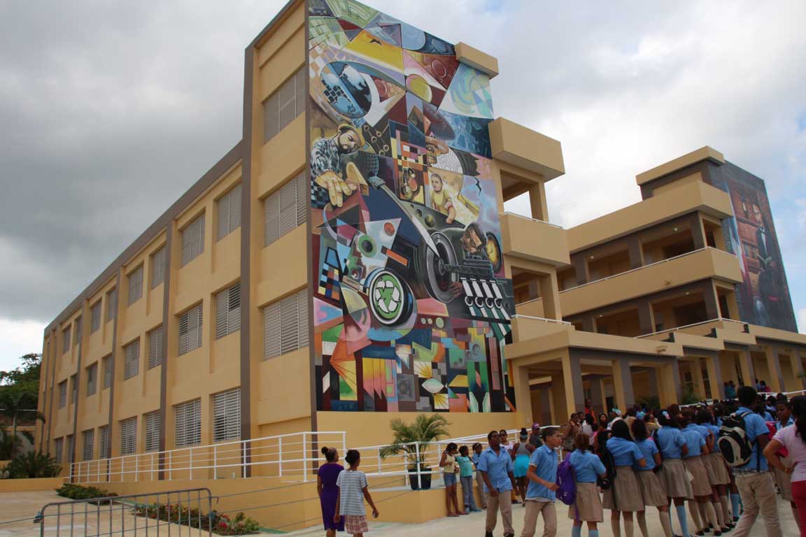  imagen Presidente Medina entrega un politécnico en María Trinidad Sánchez y un liceo en Samaná 