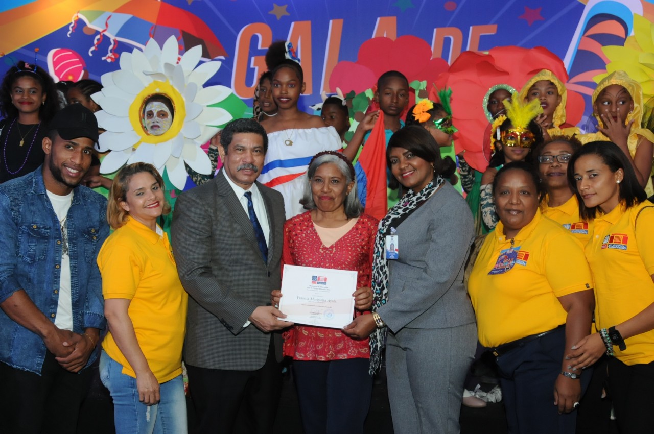  imagen Autoridades de nuestra Direcci&oacute;n de Cultura junto a estudiantes galardonados 