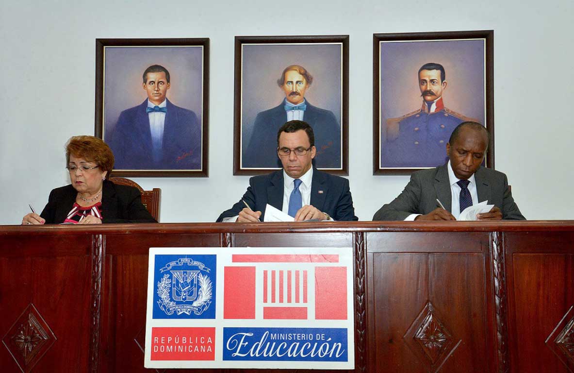  imagen Ministros Andr&eacute;s Navarro, Alejandrina Germ&aacute;n y Director Andr&eacute;s de las Mercedes firman convenio. 