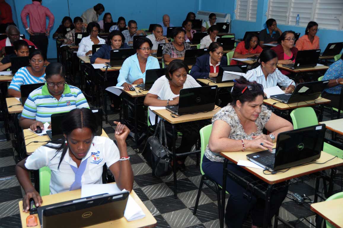 imagen Aspirantes durante prueba en Concurso de Oposici&oacute;n Docente. 