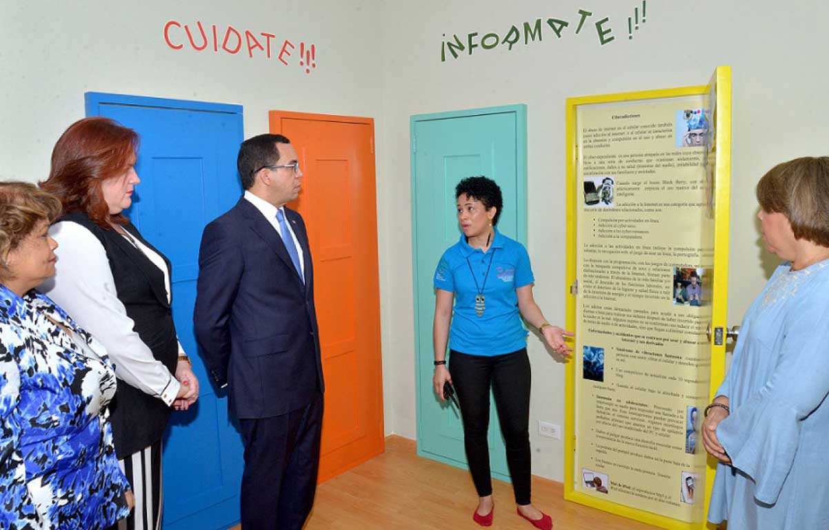  imagen Ministro Andr&eacute;s Navarro durante su recorrido, le acompa&ntilde;an: Janet Camilo,&nbsp;Nicida Bello,&nbsp;Marina P&eacute;rez y&nbsp;Marianela Pinales. 
