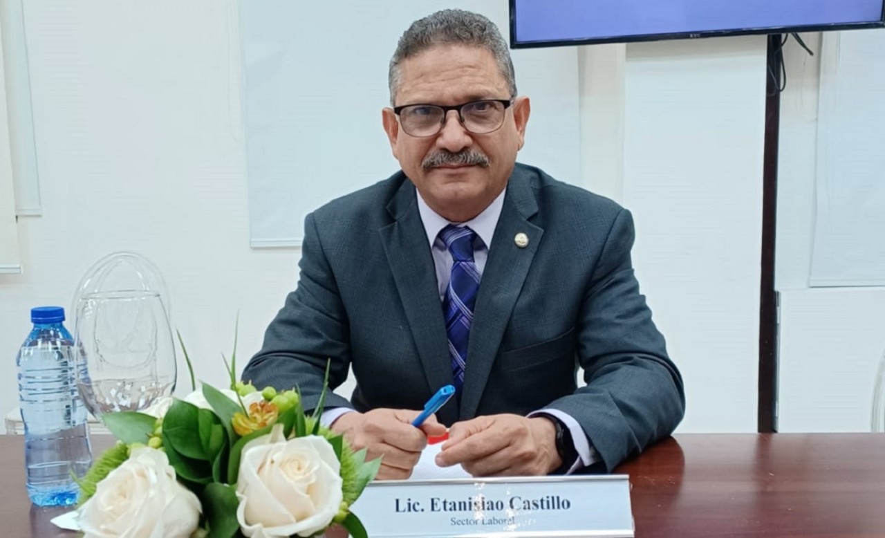  imagen Etanislao Castillo Reynoso sentado en el escritorio 