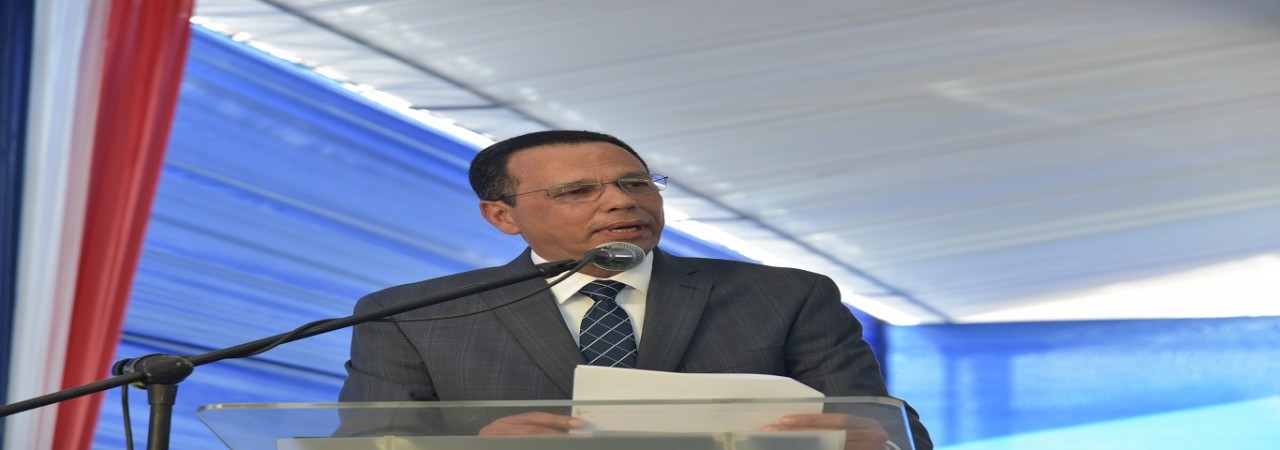  imagen Ministro de educaci&oacute;n Antonio Pe&ntilde;a Mirabal habla a los presentes. 