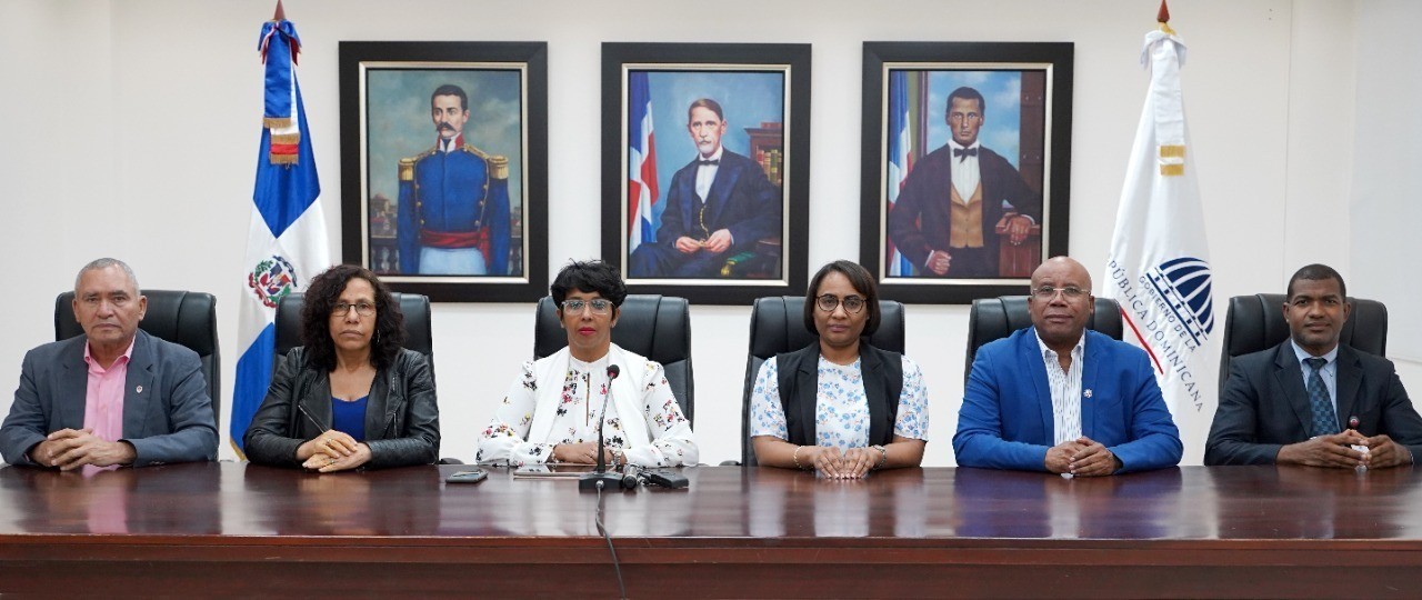  imagen &nbsp;Miembros del Comit&eacute; de Compras y Contrataciones del MINERD a la mesa. 