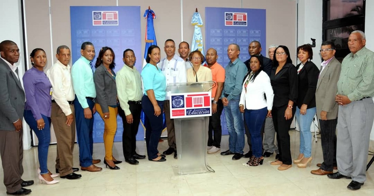  imagen Representantes de la&nbsp;Federaci&oacute;n Nacional de Asociaciones de Padres, Madres, Amigos y Tutores de la Escuela (APMAE). 