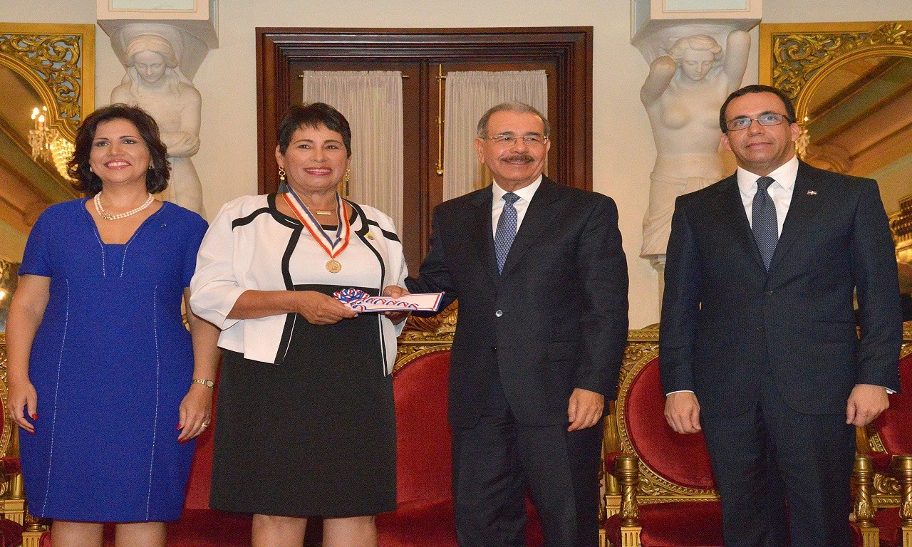  imagen Presidente Danilo Medina junto a maestra meritoria, le acompa&ntilde;an Ministro Andr&eacute;s Navarro y Vicepresidente Margarita Cede&ntilde;o.&nbsp; 