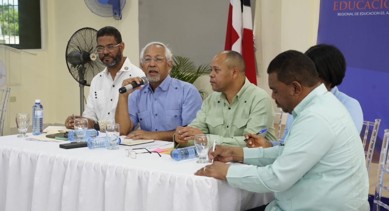  imagen Ministro de Educaci&oacute;n, &Aacute;ngel Hern&aacute;ndez sostiene reuni&oacute;n con directores regionales y distritales del Eje Sur. 