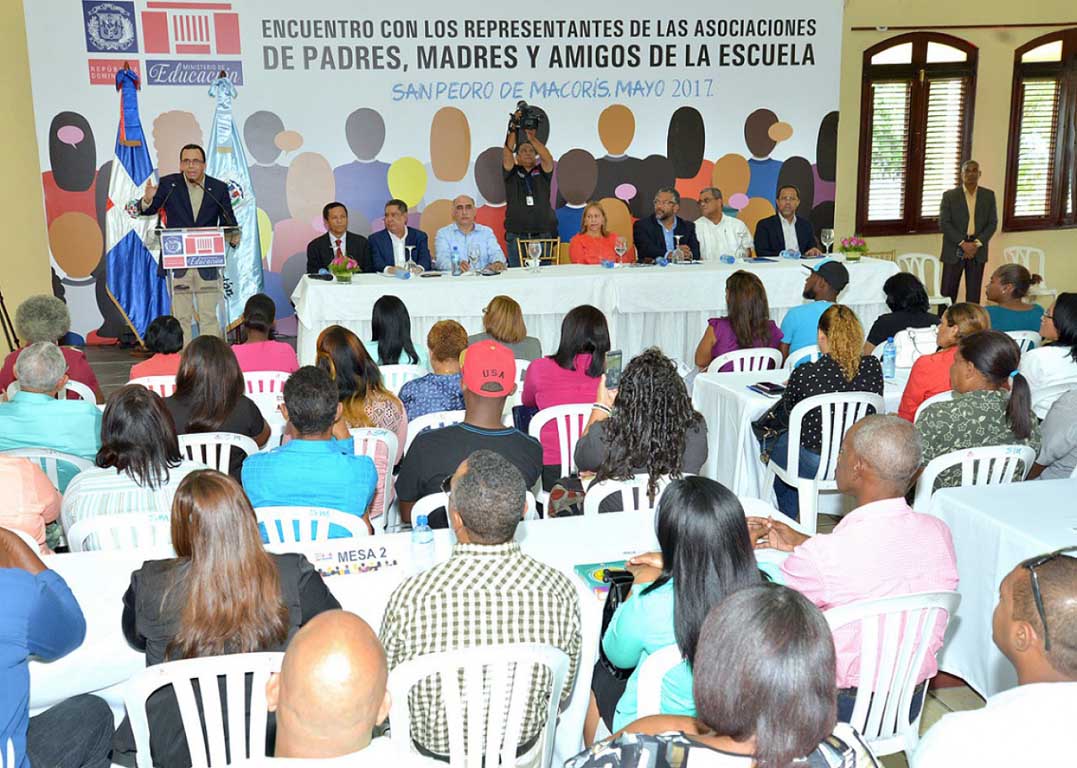  imagen Ministro Andr&eacute;s Navarro habla durante encuentro de Padres, Madres y Amigos de las Escuelas.
&nbsp; 