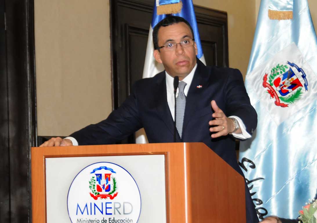  imagen Ministro Andr&eacute;s Navarro mientras se dirige a los participantes en la reuni&oacute;n. 