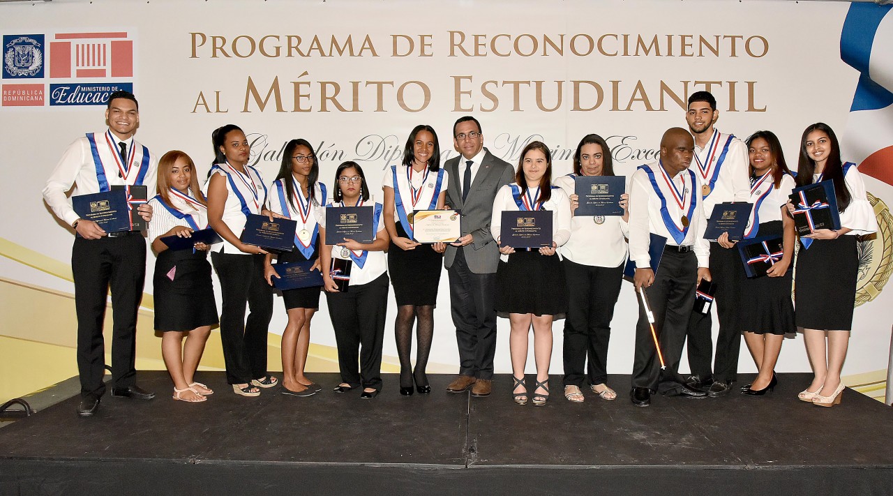  imagen Ministro Andr&eacute;s Navarro junto a estudiantes meritorios de todo el pa&iacute;s. 