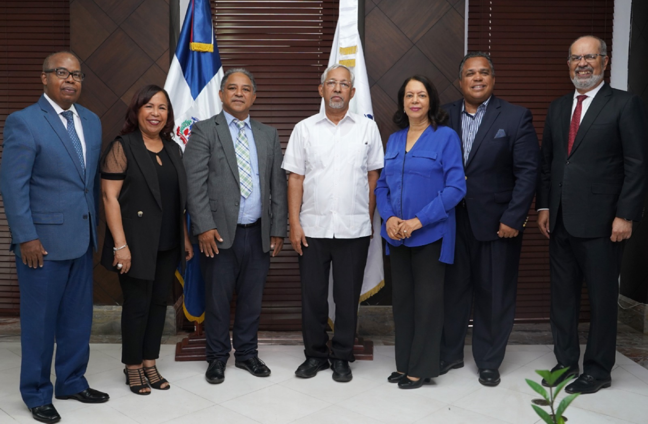  imagen Ministro de Educaci&oacute;n, &Aacute;ngel Hern&aacute;ndez&nbsp; y miembros del Colegio Dominicano de Periodistas (CDP). 