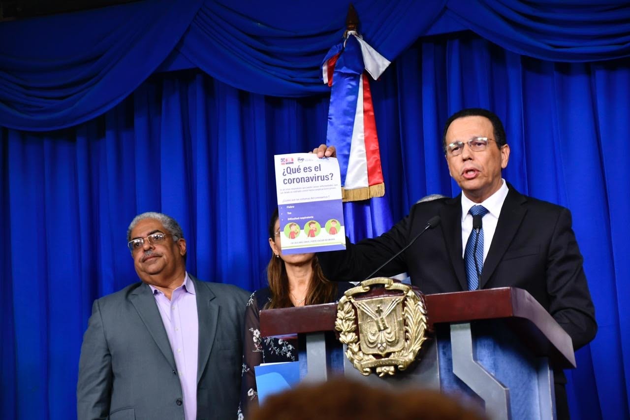  imagen Imagen frontal del ministro Pe&ntilde;a Mirabal sosteniendo material informativo sobre Coronavirus. 