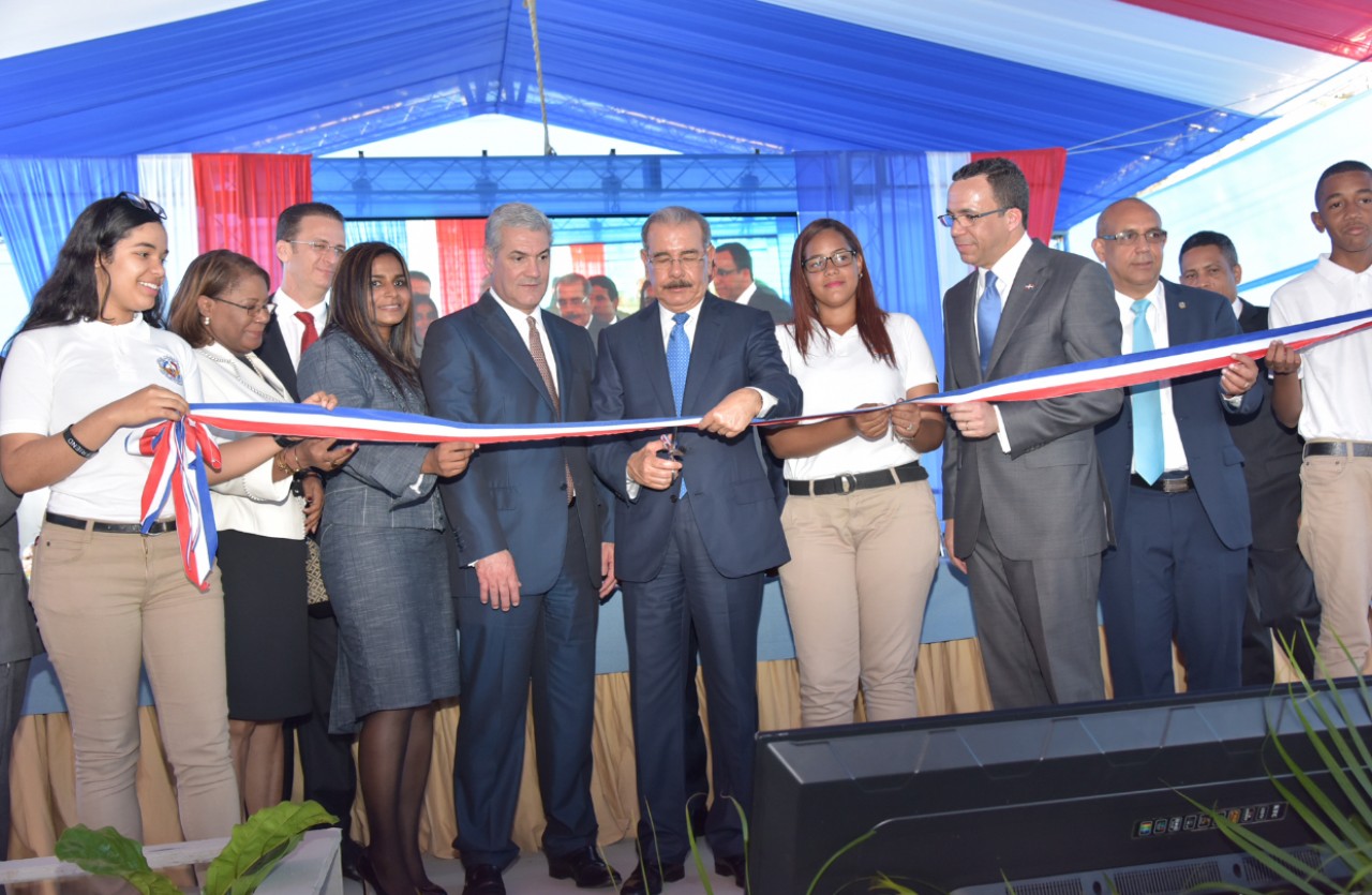  imagen Presidente Danilo Medina junto a Ministro Andr&eacute;s Navarro, Gonzalo Castillo, Ministro de MOPC y dem&aacute;s autoridades corta cinta en inauguraci&oacute;n de tres modernos centros educativos en Puerto Plata&nbsp; 