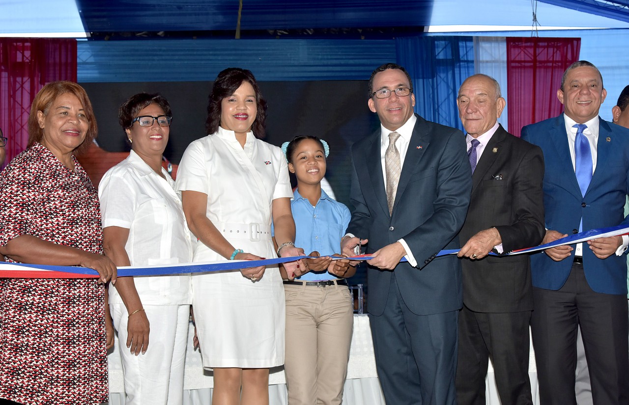  imagen Ministro Andr&eacute;s Navarro corta cinta durante acto de inauguraci&oacute;n&nbsp;en nuevo&nbsp;plantel escolar de Azua. 