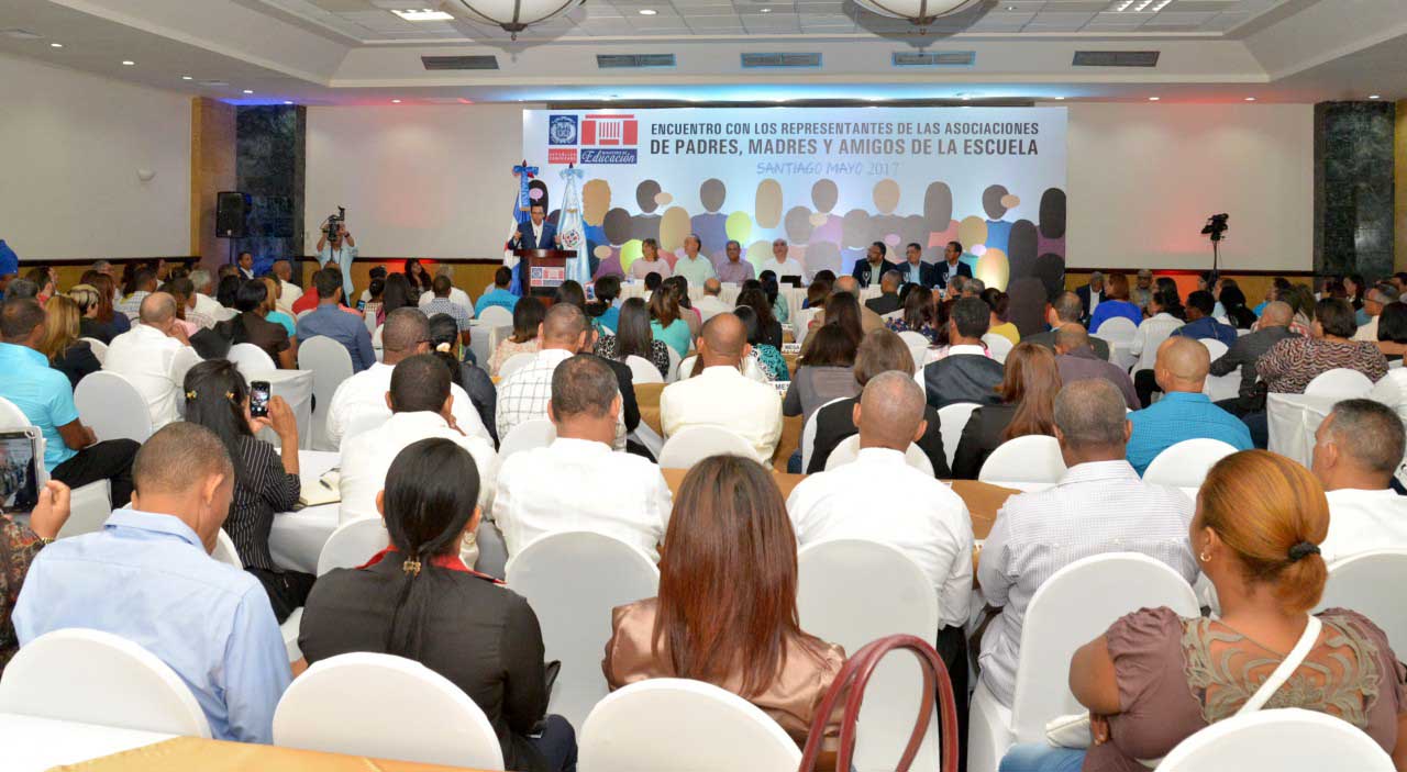  imagen Andr&eacute;s Navarro encabeza el tercer encuentro con los representantes de las asociaciones de padres, madres y amigos. 