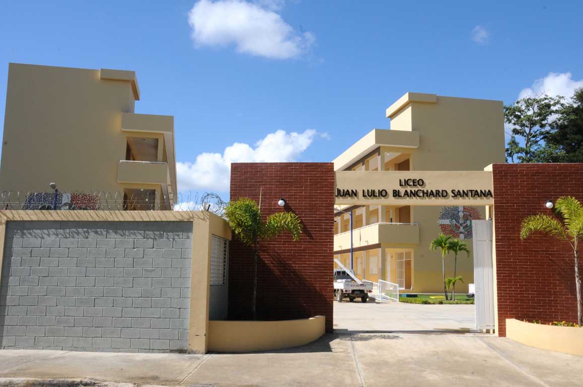  imagen La Revolución Educativa del Presidente Danilo Medina sigue en marcha, y esta vez vuelve al municipio San Antonio de Guerra, para entregar el Liceo Juan Lulio Aurelio Blanchard Santana
  