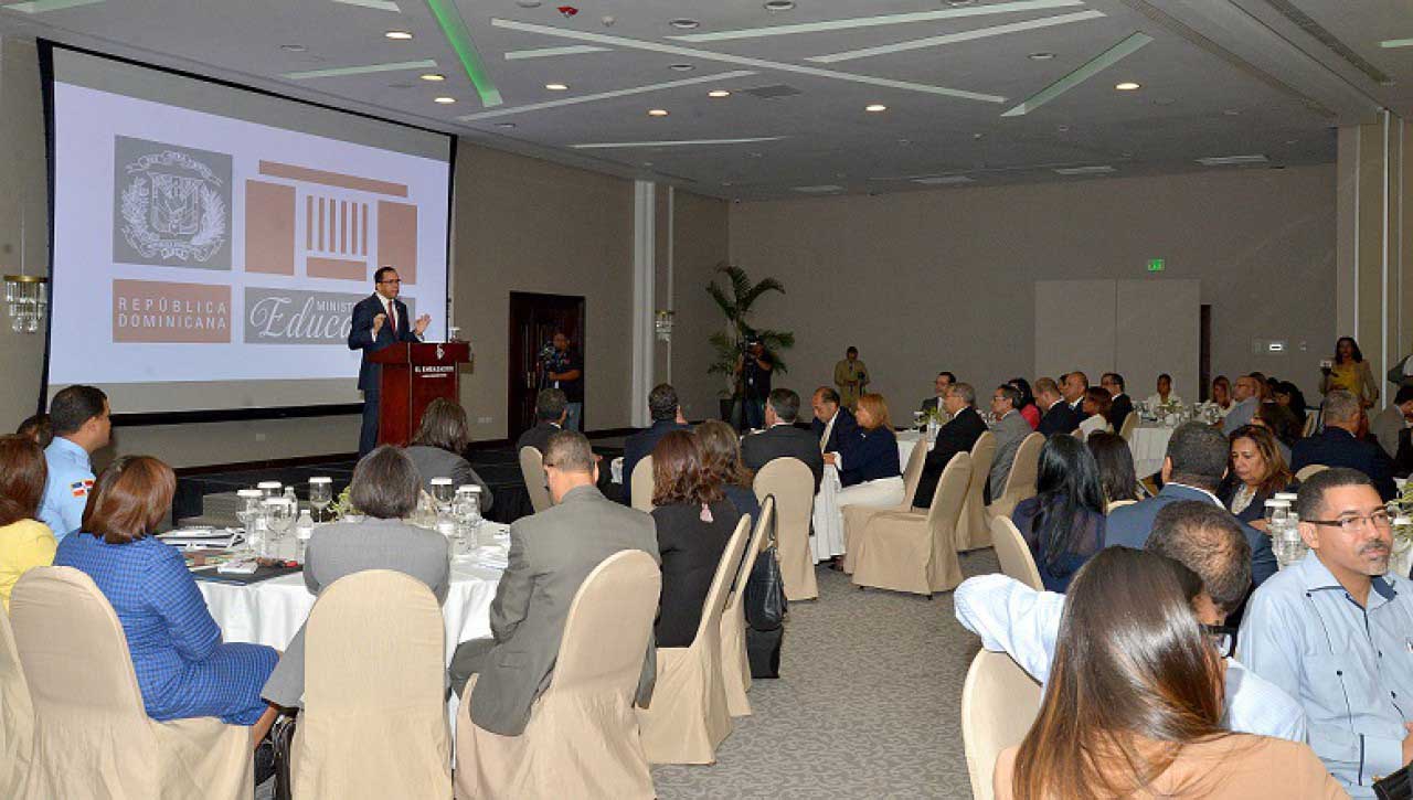  imagen Ministro Andr&eacute;s Navarro durante su discurso central en el&nbsp;evento. 