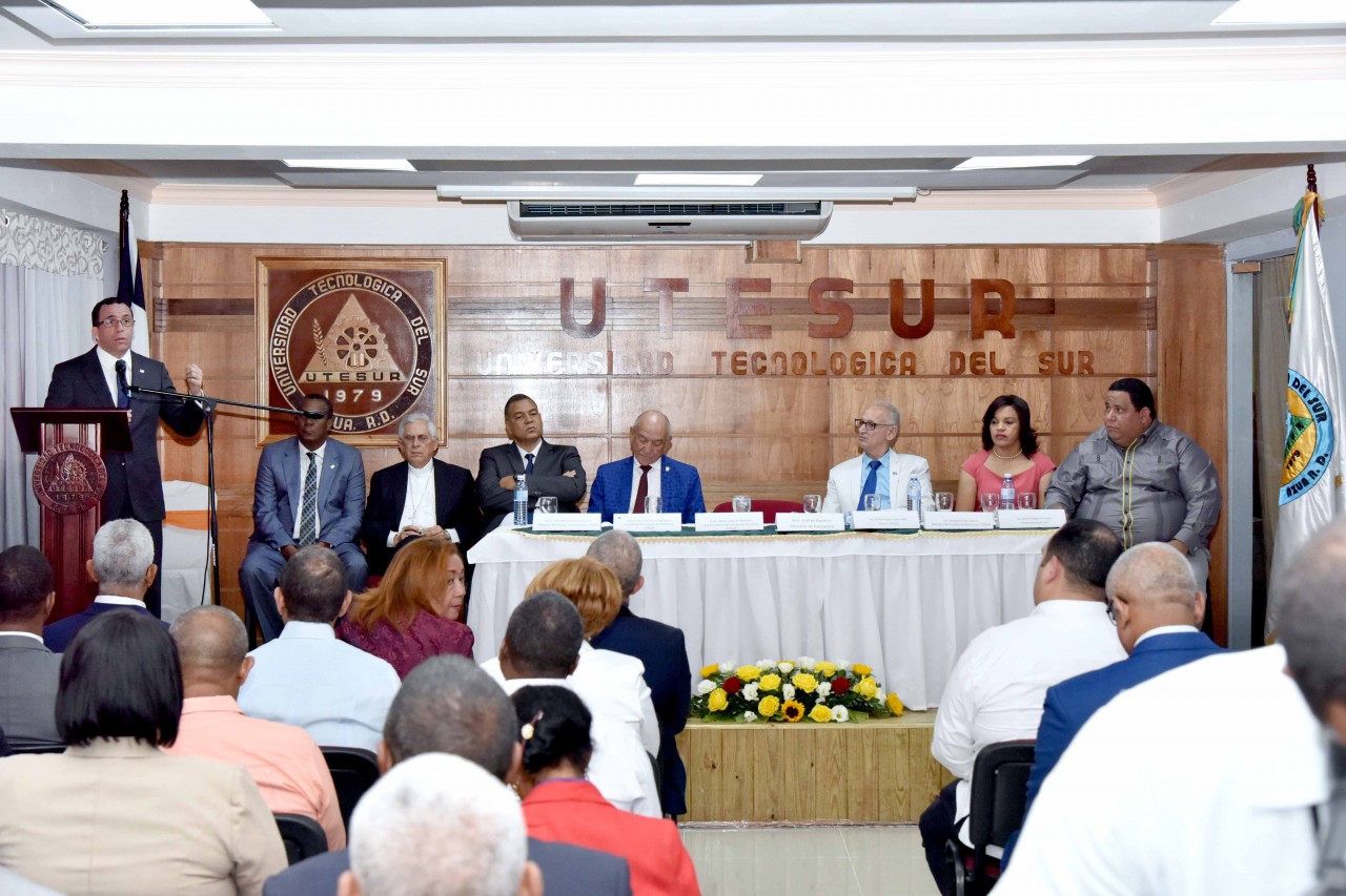  imagen Ministro Andr&eacute;s Navarro desde podium se dirige a&nbsp;todos los presentes en la actividad. 
