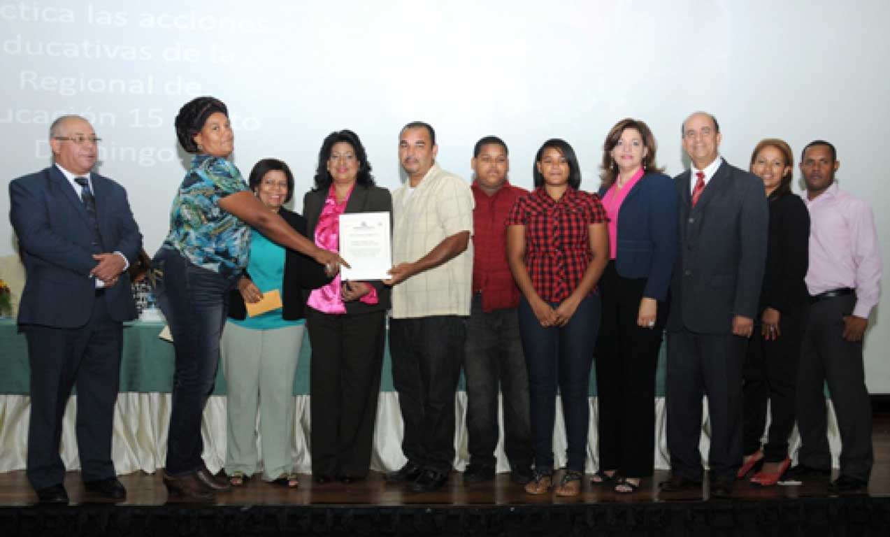  imagen Educación reconoce el apoyo de 18 familias al desarrollo de las escuelas 