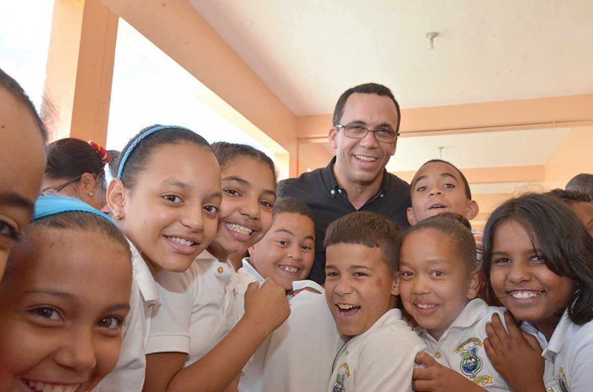  imagen Ministro Andr&eacute;s Navarro junto a grupo de estudiantes se toman fotograf&iacute;a. 