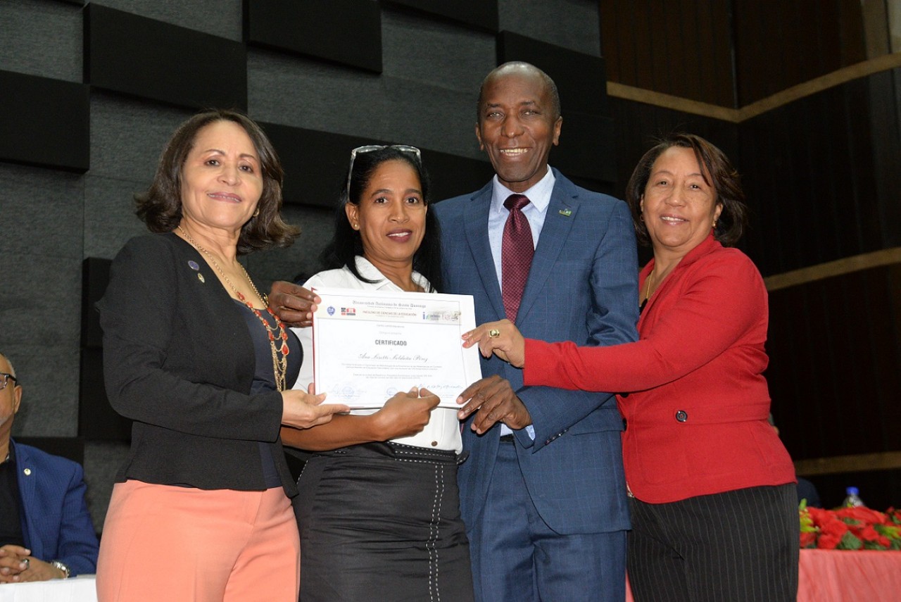  imagen Educadores de Barahona, recibiendo sus certificaciones por diplomado realizado. 