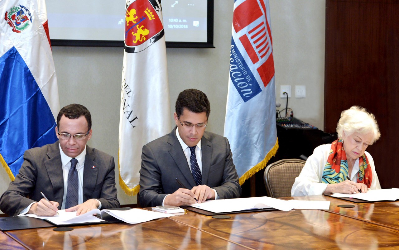  imagen Ministro Andr&eacute;s Navarro junto a Alcade David Collado y Milagros Oritz Bosch firmando convenio sentados 