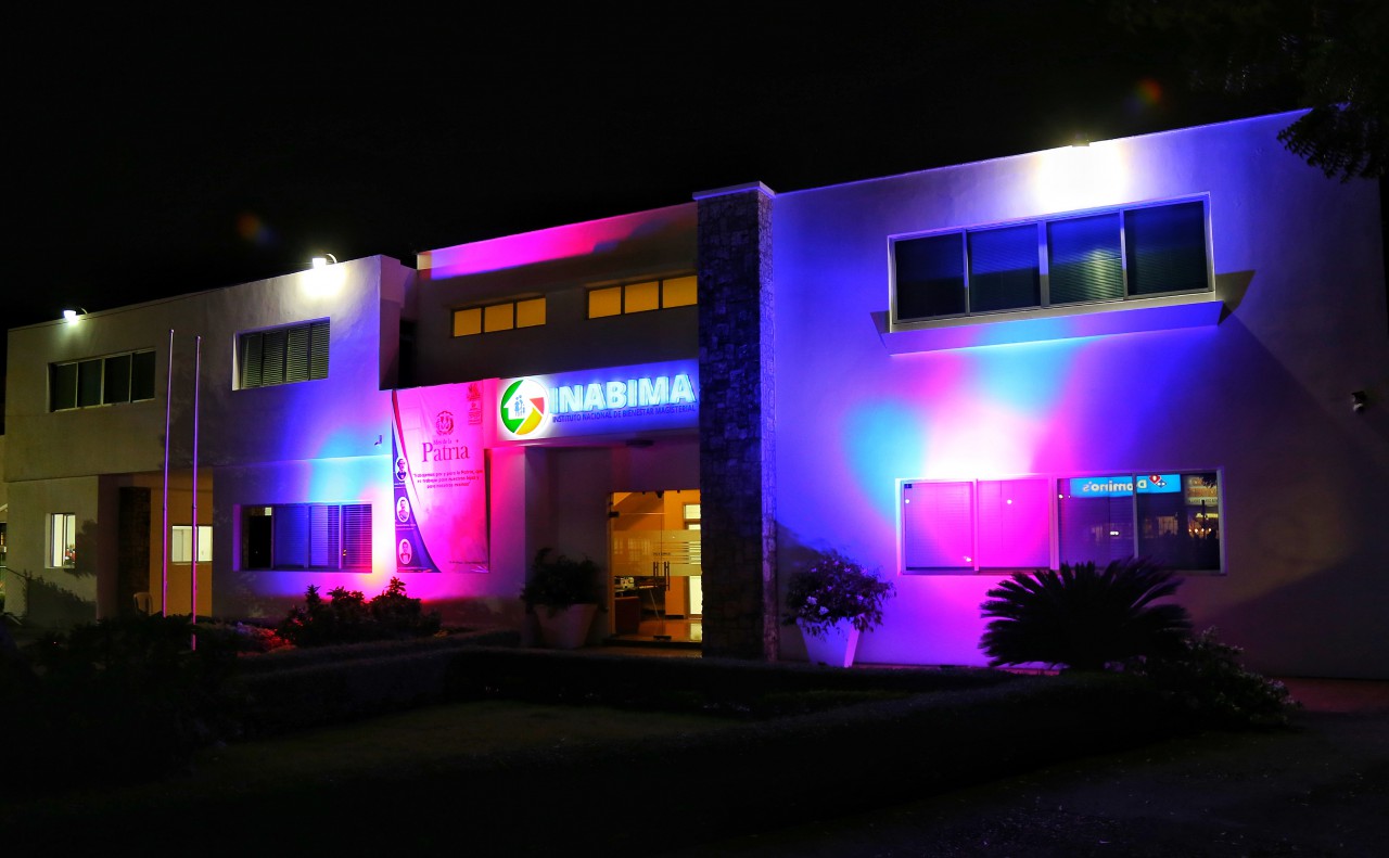  imagen Frente&nbsp;Sede Principal Inabima iluminadas con colores rojo, azul y blanco. 