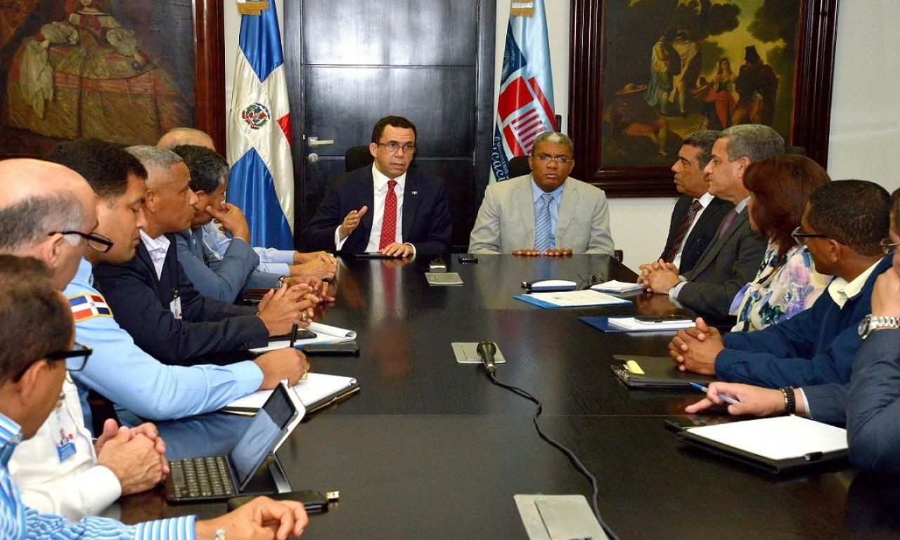  imagen Ministro de Educaci&oacute;n Andr&eacute;s Navarro junto al&nbsp;ingeniero Jos&eacute; Miguel Mart&iacute;nez, Director de Gesti&oacute;n de Riesgo del Ministerio de Educaci&oacute;n, en la activaci&oacute;n y coordinaci&oacute;n del plan de contingencia, conjuntamente con otras dependencias vinculadas a esa tarea. 
