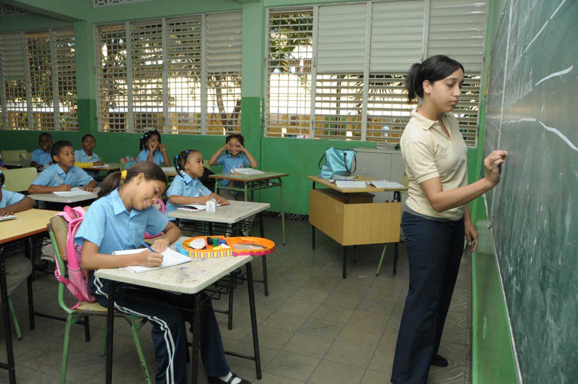  imagen Ministerio de Educación trabaja en dignificación de maestros, le otorga  más de 200 mil becas  e incrementa su salario todos los años 