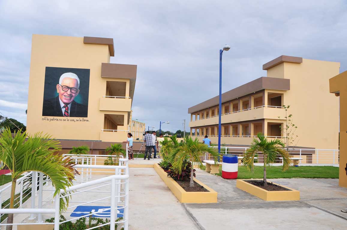  imagen Presidente Medina entrega liceo de 27 aulas en el municipio de Los Alcarrizos 