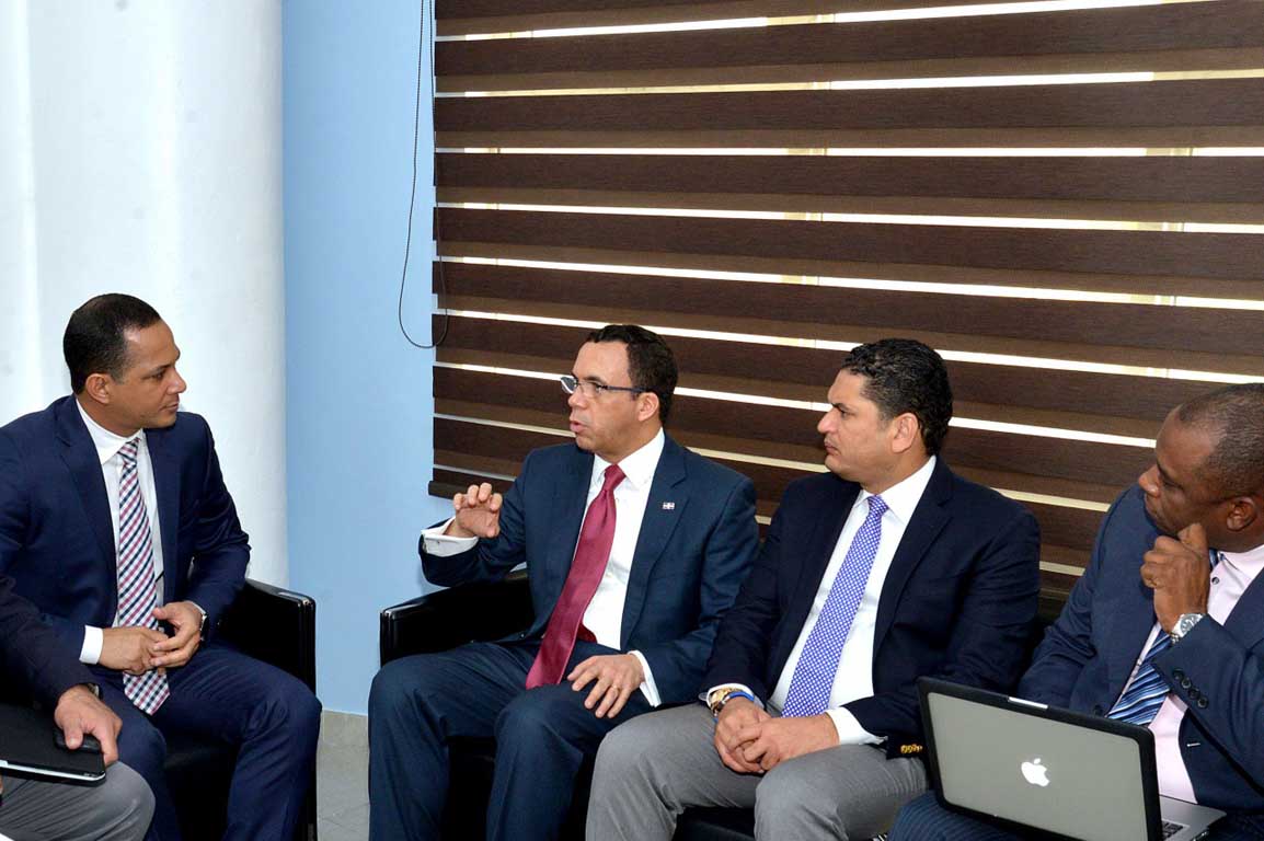  imagen Ministro de Educaci&oacute;n Andr&eacute;s Navarro durante reuni&oacute;n con el Ing. Jorge Minaya y el staff directivo del INEFI. A su izquierda director Miguel Medina. 