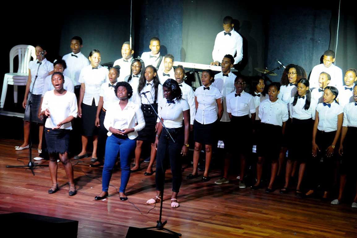  imagen Grupo de J&oacute;venes durante una presentaci&oacute;n Art&iacute;stica. 