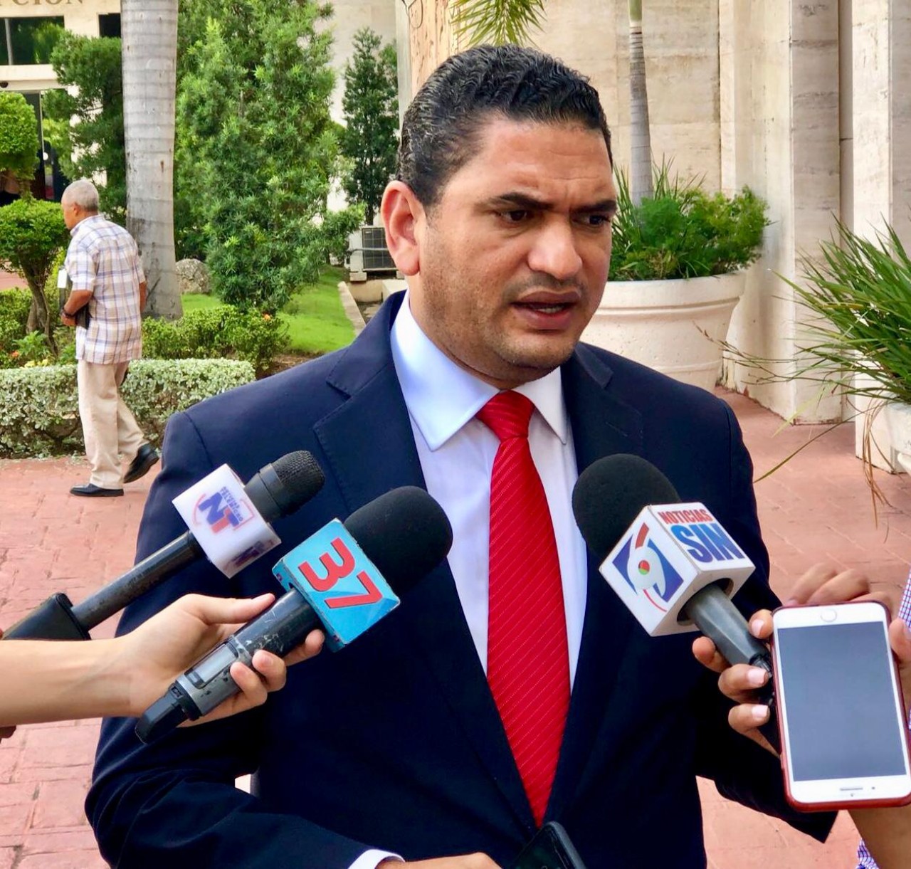  imagen Director de Comunicaciones del Ministerio de Educaci&oacute;n, Miguel Medina de pie se dirige a medios de comunicacion 