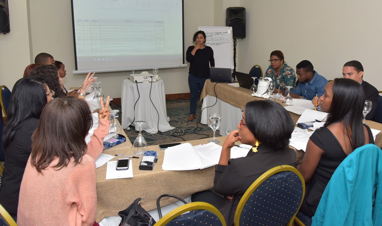  imagen Ancell Scheker Mendoza, directora de Evaluaci&oacute;n de la Calidad Educativa, se dirige a participantes del taller. 