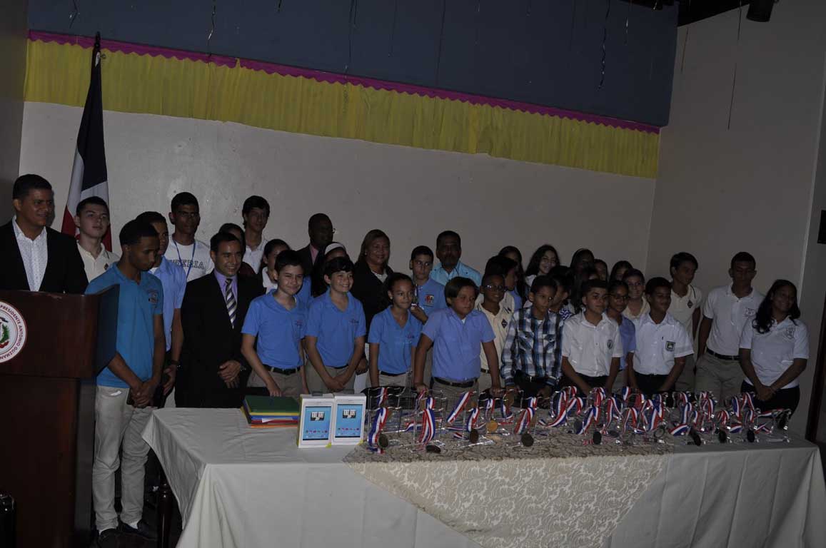  imagen Ganadores y exhibici&oacute;n de medallas y placas de reconocimiento. 