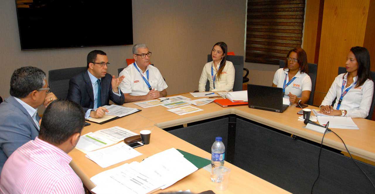  imagen Ministro Andr&eacute;s Navarro y Ministro Gonzalo Castillo durante reuni&oacute;n con las comisiones t&eacute;cnicas de ambas instituciones que trabajan en el Programa de Edificaciones Escolares. 